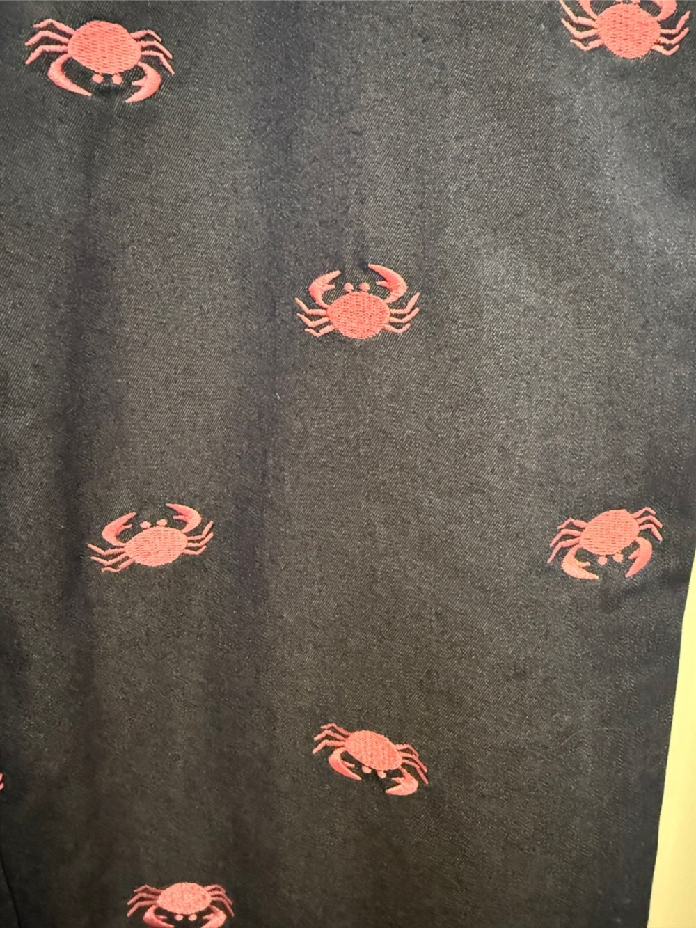 Lilly Pulitzer Navy Blue Denim Crop Pants with Pink Crab Embroidery. Size 6 - Picture 2 of 10